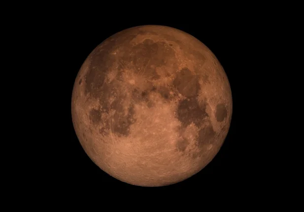 A Lua assume uma tonalidade avermelhada durante um eclipse 