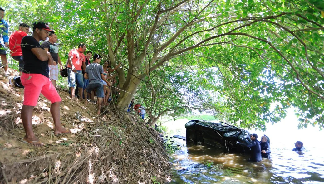 Carro sendo resgatado por mergulhadores do Corpo de Bombeiros 