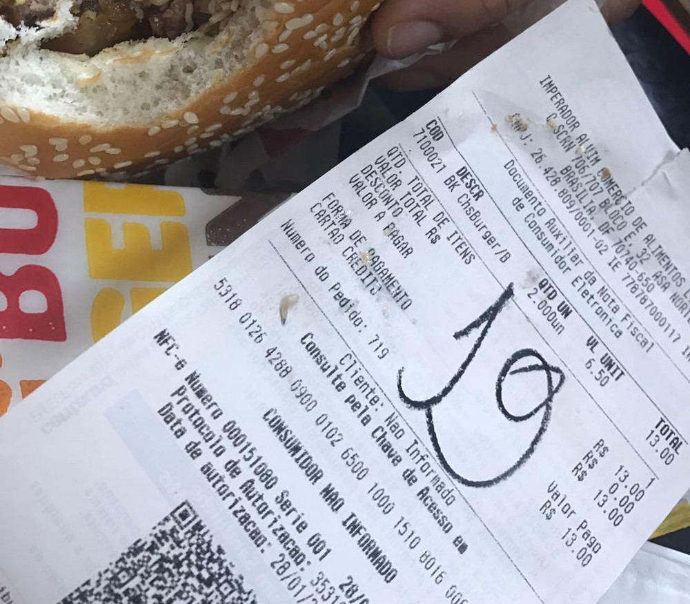 Cliente diz ter encontrado larvas em hambúrguer de franquia de rede de fast food no DF