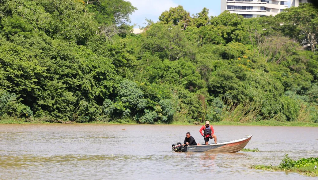 Corpo de Bombeiros faz resgate de corpo no rio Poti