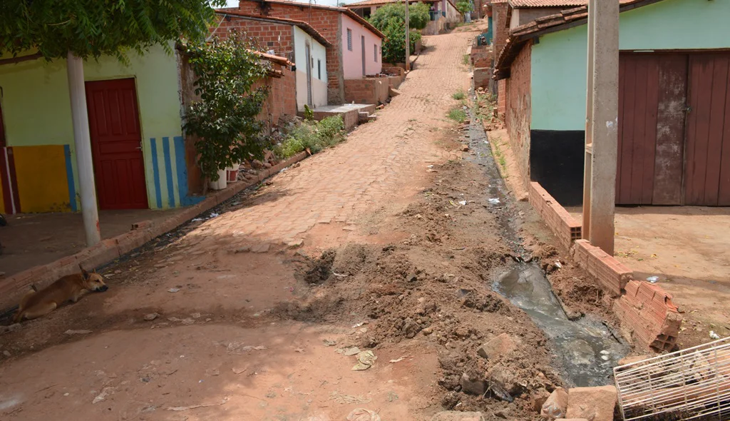 Lama e buracos tomam conta das ruas 