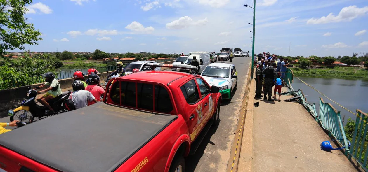 Movimentação na Ponte que liga os bairros Poti Velho e Santa Maria da Codipi