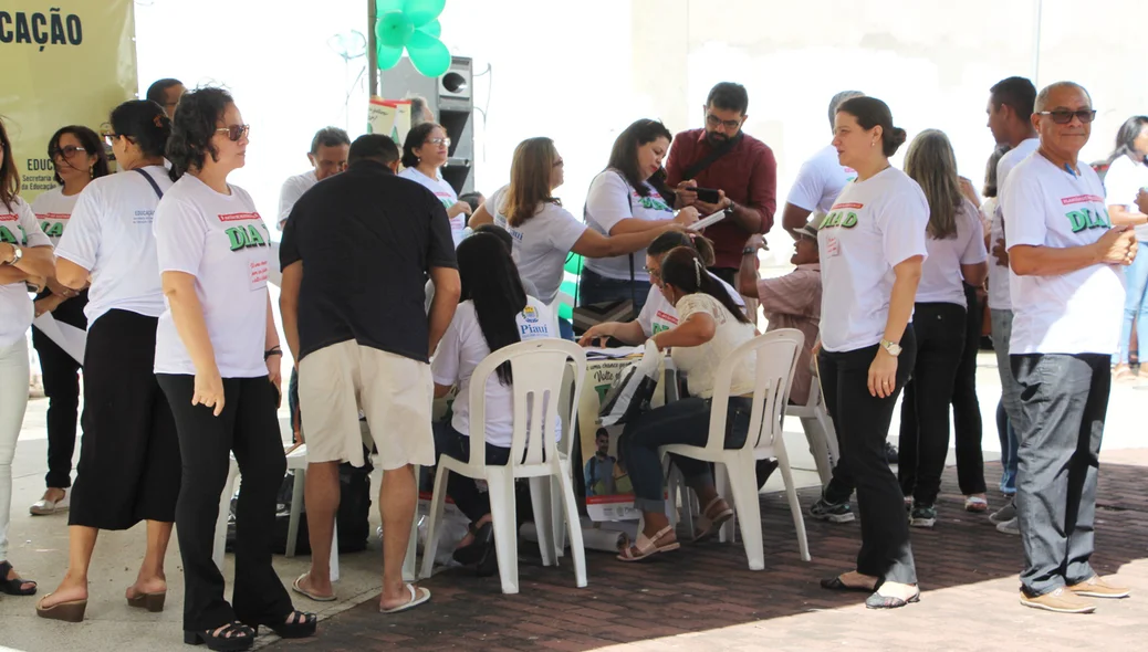 Mutirão promovido com o objetivo de matricular pessoas na EJA