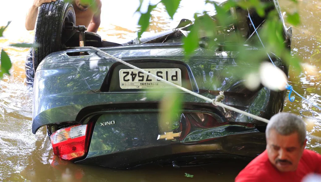 O corpo do motorista ficou preso no carro modelo ônix