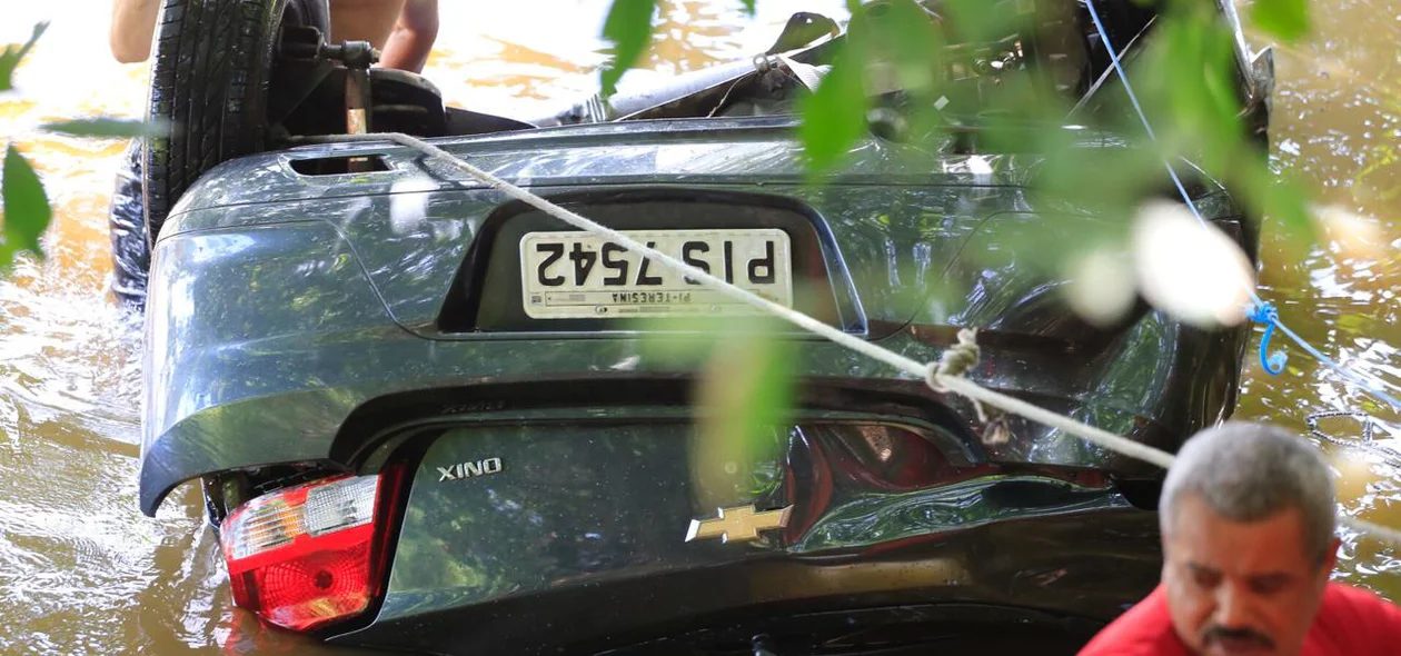 O corpo do motorista ficou preso no carro modelo ônix