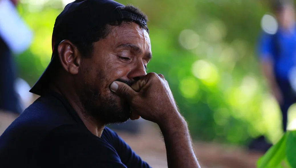 Pai ficou abalado após o reconhecimento do corpo da filha, que foi retirado do rio Poti