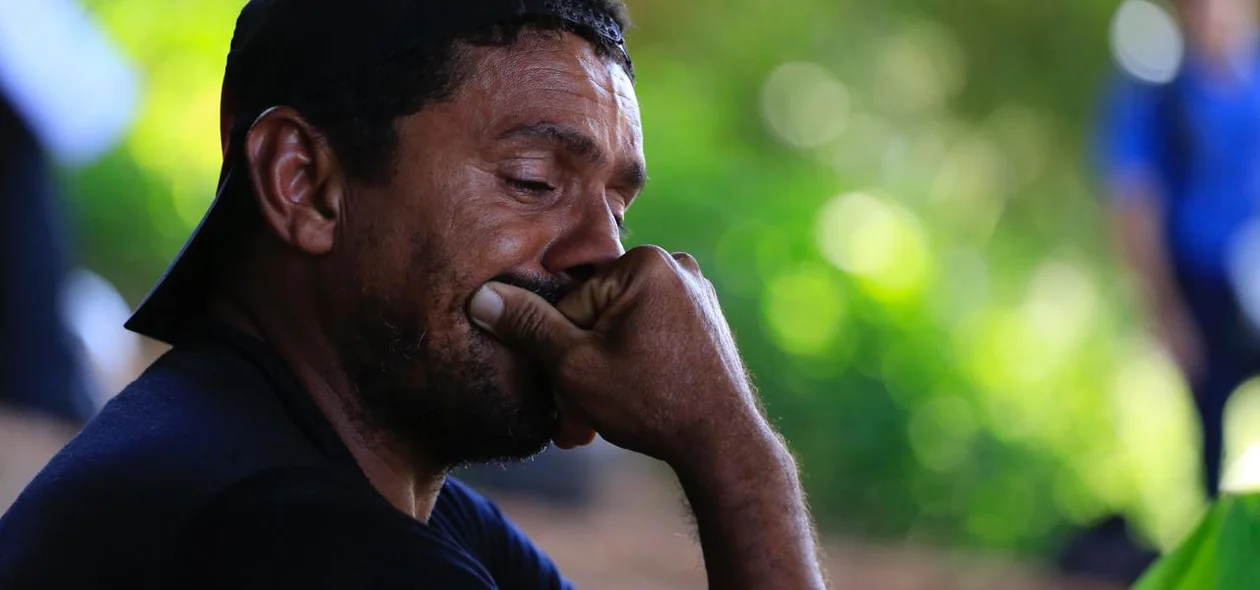 Pai ficou abalado após o reconhecimento do corpo da filha, que foi retirado do rio Poti