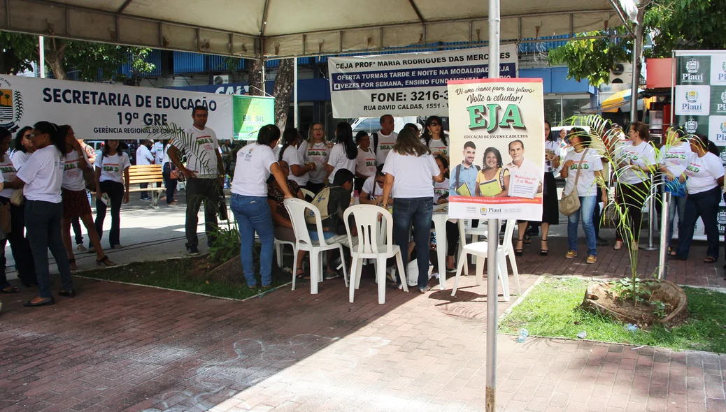 Servidores da Educação participando do dia D