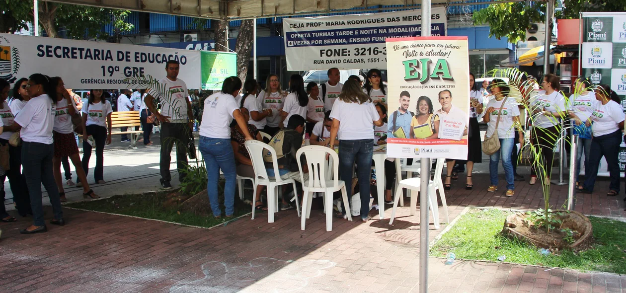 Servidores da Educação participando do dia D