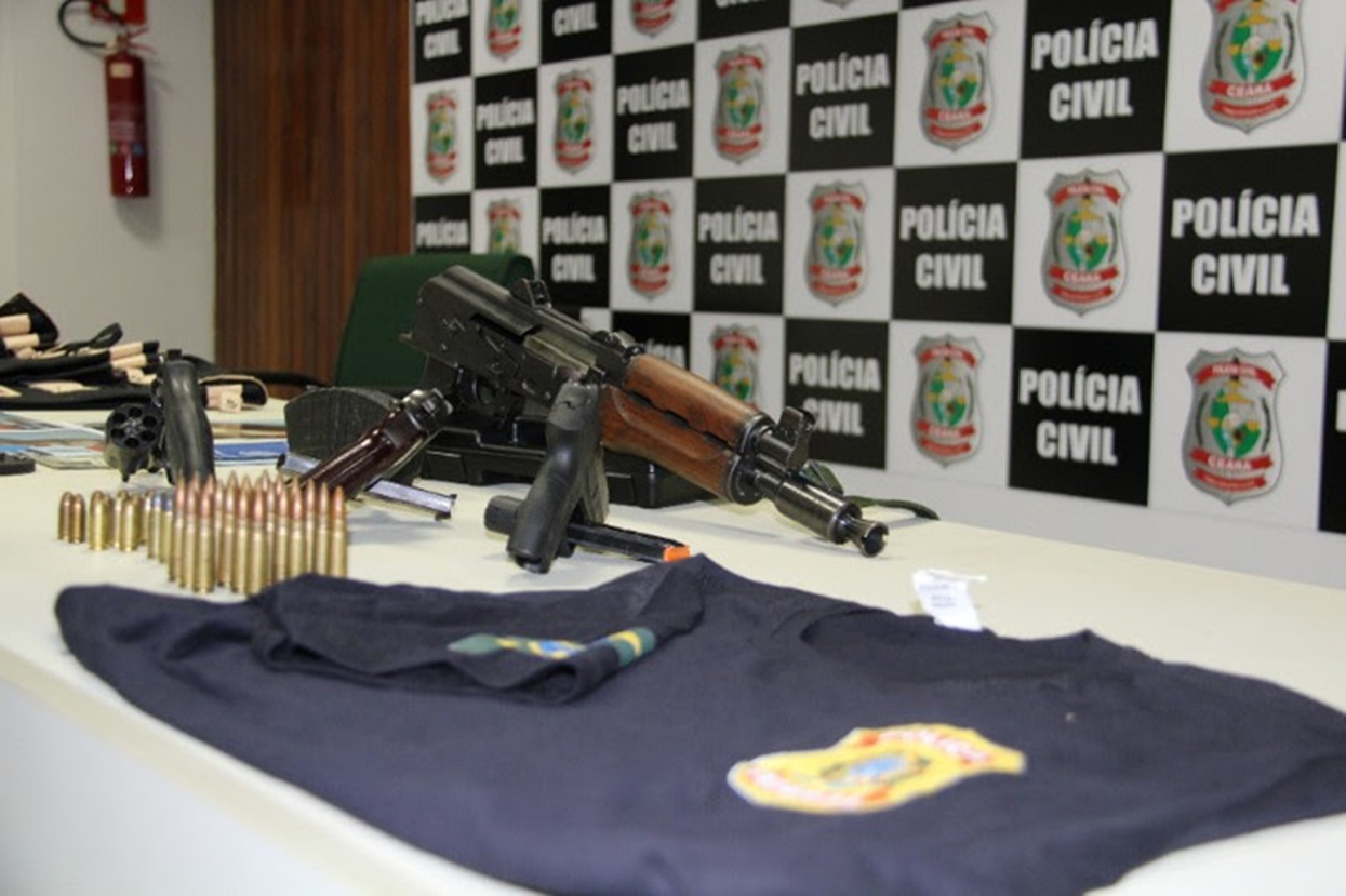 Com a quadrilha foi encontrado um fuzil AK-47, outras armas, munições e fardas da Polícia Federal 