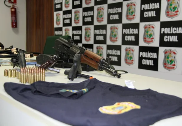 Com a quadrilha foi encontrado um fuzil AK-47, outras armas, munições e fardas da Polícia Federal 