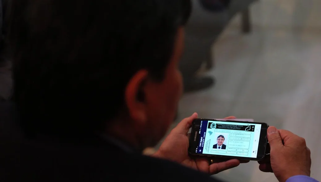 Governador Wellington Dias mostra nova CNH digital