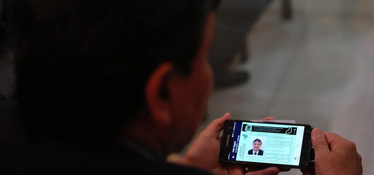 Governador Wellington Dias mostra nova CNH digital