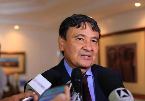 Governador Wellington Dias em evento sobre a CNH digital no Karnak 