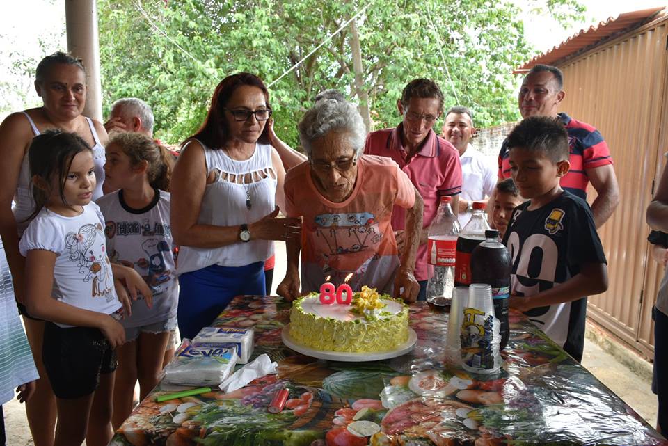 Maria Caminola recebe bolo de 80 anos