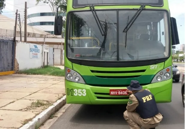 Ônibus apreendido pela PRF com placas clonadas 