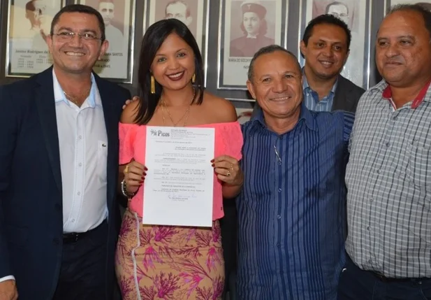 Camilia Luz ladeada pelo prefeito Padre Walmir, vice Edilson Carvalho e seu pai, vereador Maté
