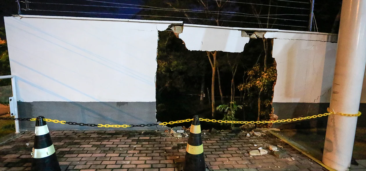 Parede ficou destruída com a batida do veiculo 