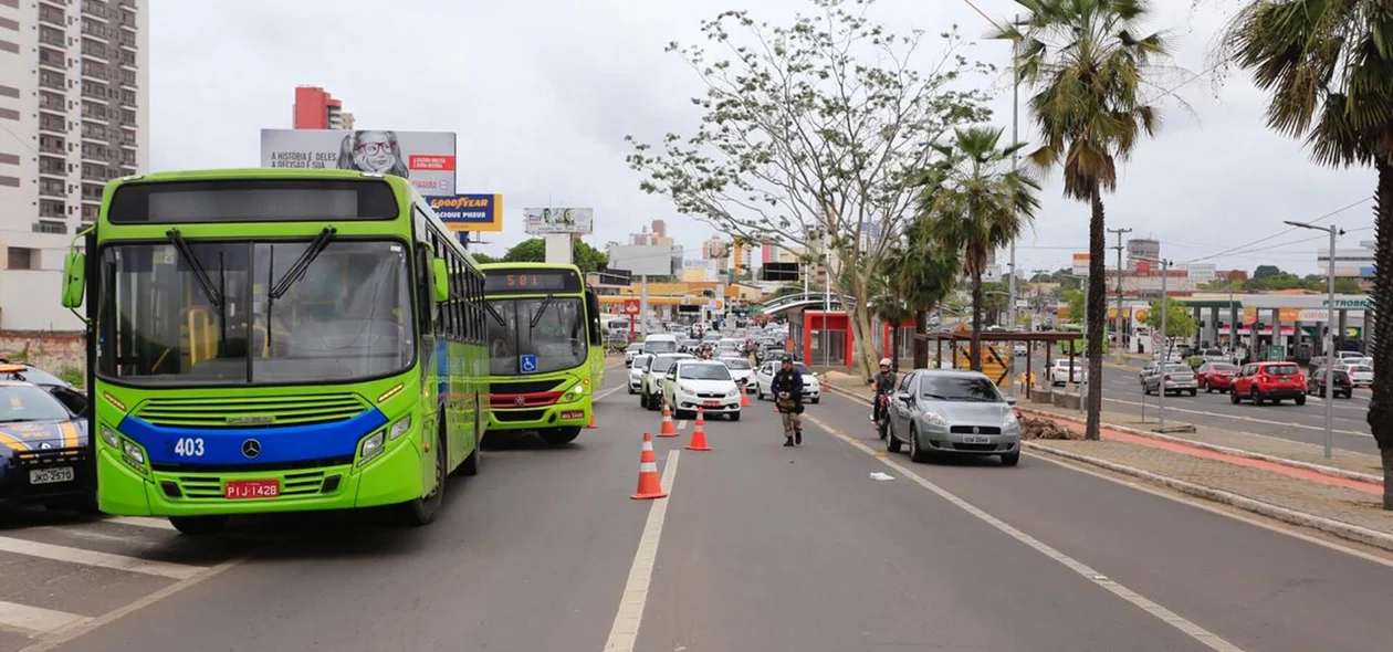 Pelo menos 4 ônibus foram apreendidos nesta sexta-feira
