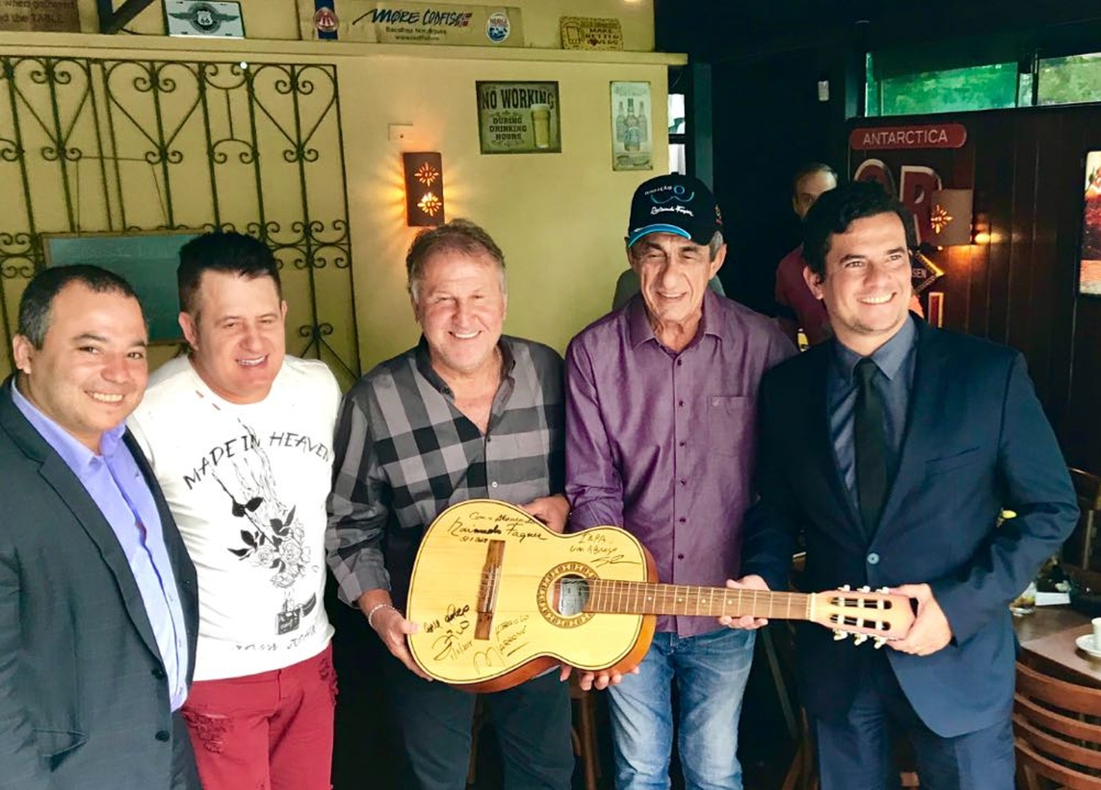 Sérgio Moro, os cantores Marrone e Fagner e o ídolo do futebol, Zico autografam violão para leilão beneficente