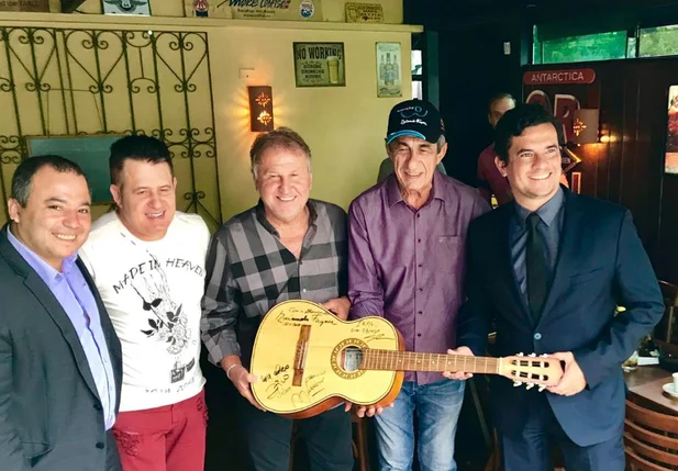 Sérgio Moro, os cantores Marrone e Fagner e o ídolo do futebol, Zico autografam violão para leilão beneficente