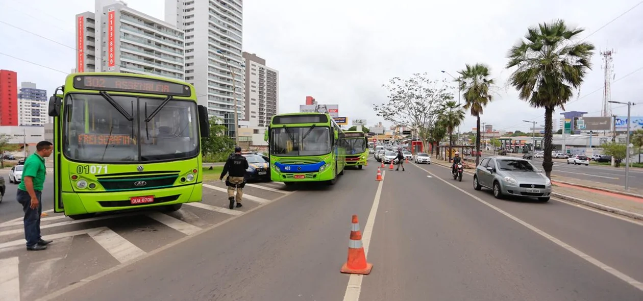 Veículos apreendidos na Avenida João XXIII