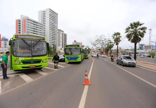 Veículos apreendidos na Avenida João XXIII