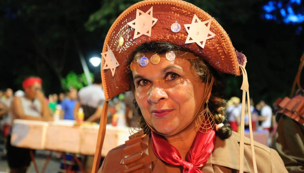 A professora Francisca Santana participa do Corso com um grupo de amigos