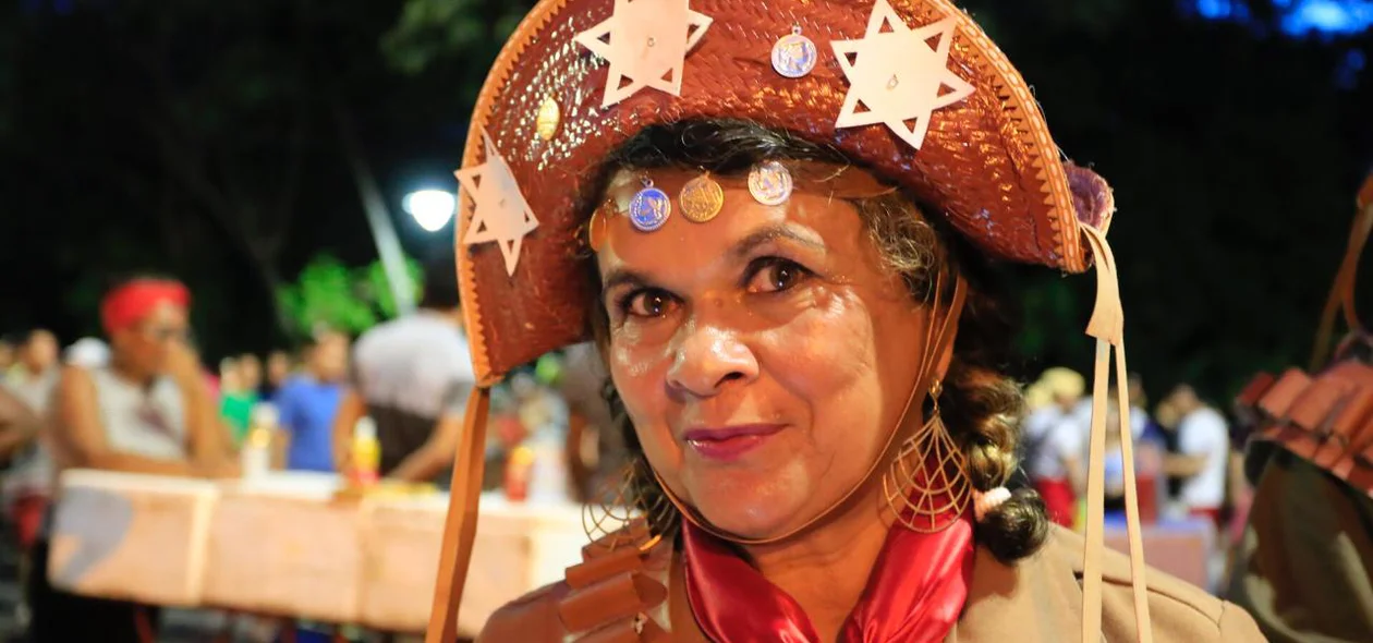 A professora Francisca Santana participa do Corso com um grupo de amigos