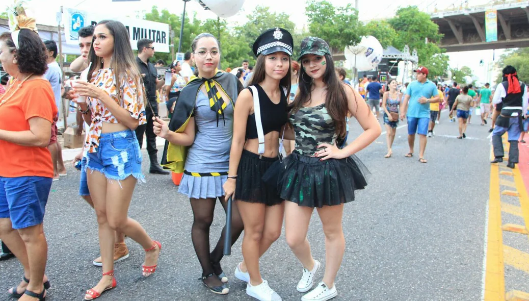 As três amigas com fantasias diferentes na avenida