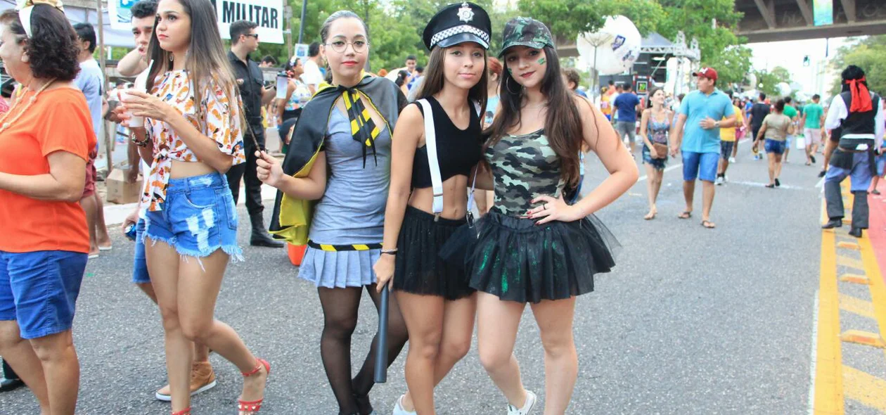 As três amigas com fantasias diferentes na avenida