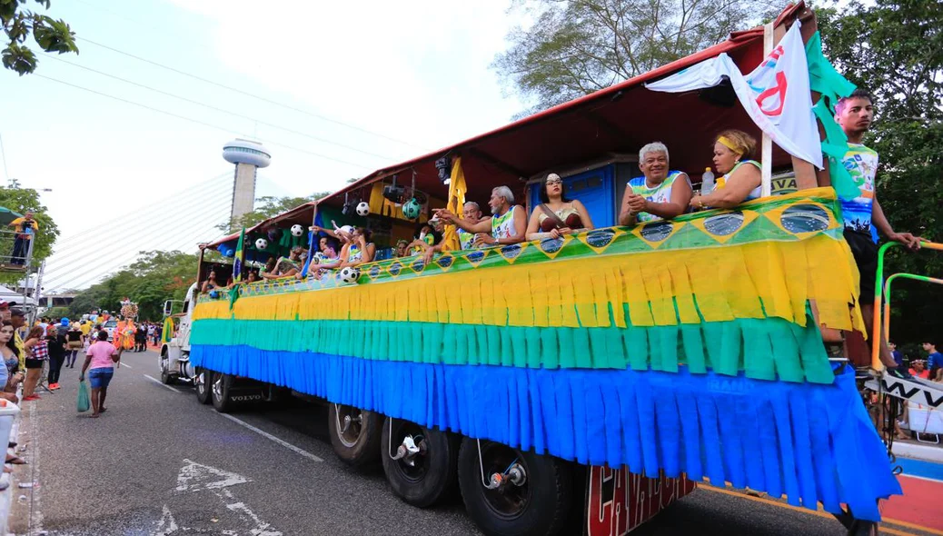 Caminhão com as cores da bandeira LGBT desfila no Corso 2018