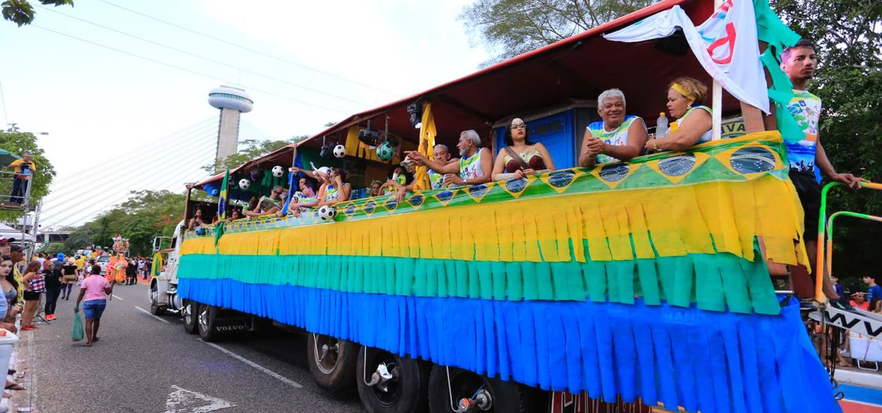 Caminhão com as cores da bandeira LGBT desfila no Corso 2018