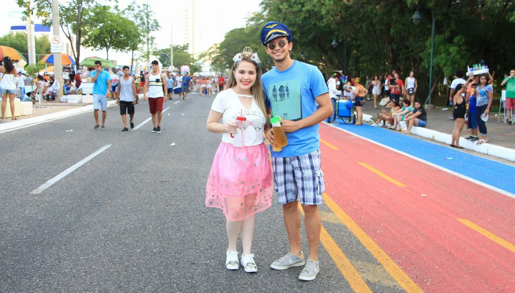 Com pequenos acessórios, os foliões esbanjam criatividade na roupa