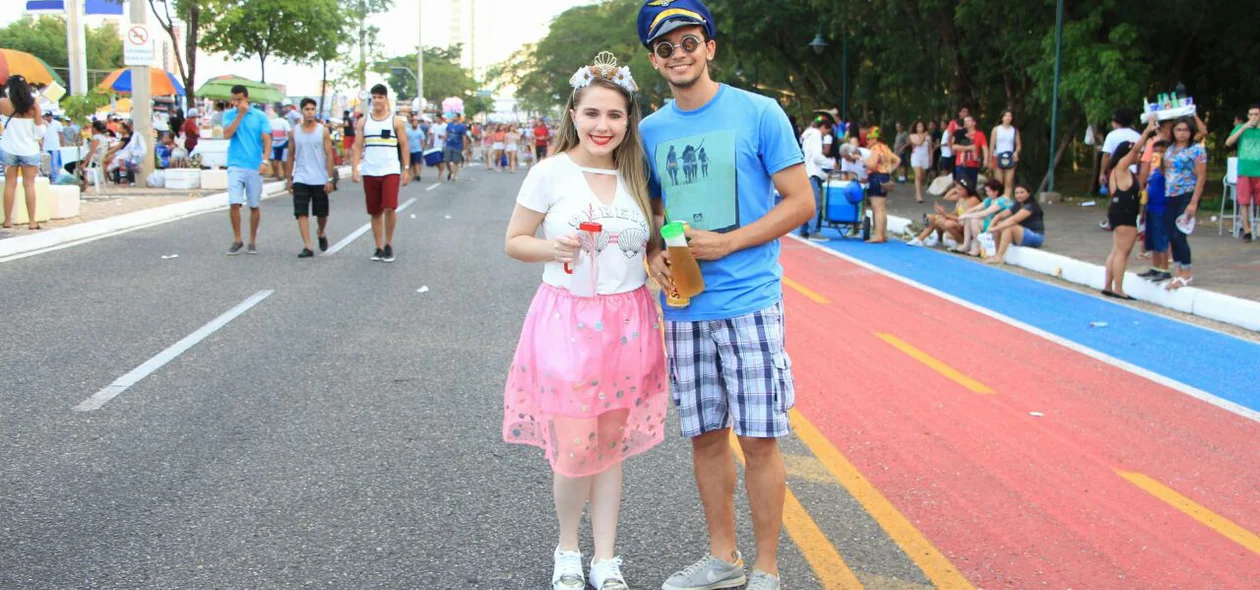 Com pequenos acessórios, os foliões esbanjam criatividade na roupa