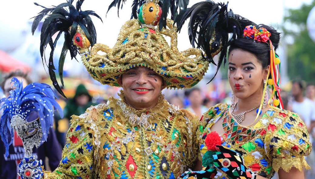 Fantasias coloridas e brilhosas na prévia-carnavalesca
