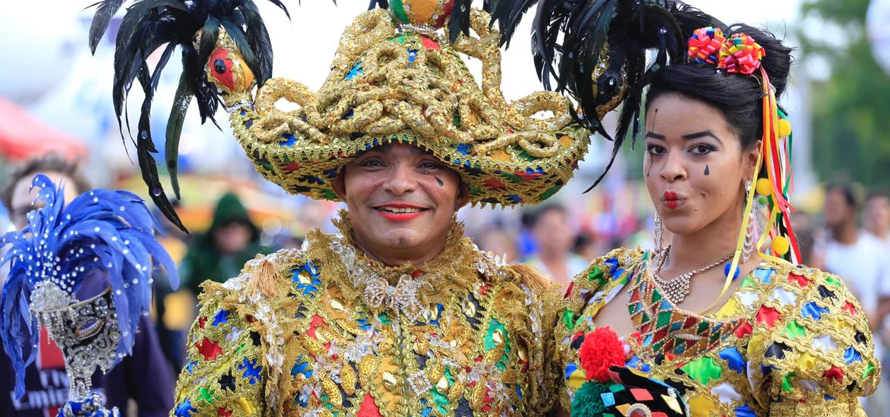 Fantasias coloridas e brilhosas na prévia-carnavalesca