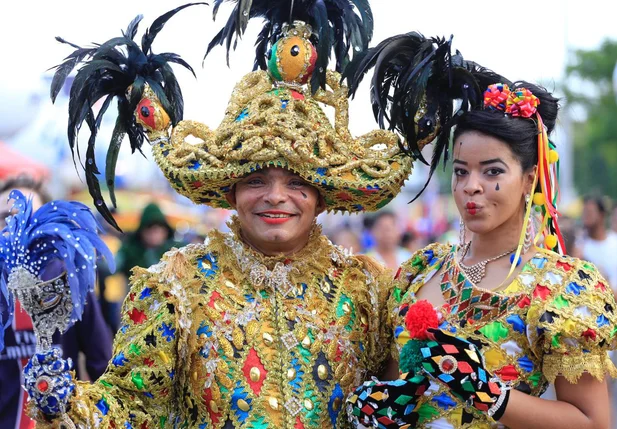 Fantasias coloridas e brilhosas na prévia-carnavalesca