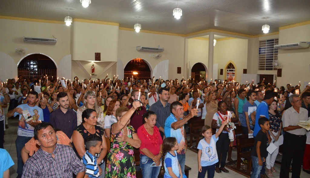 Fiéis lotam igreja do bairro São José