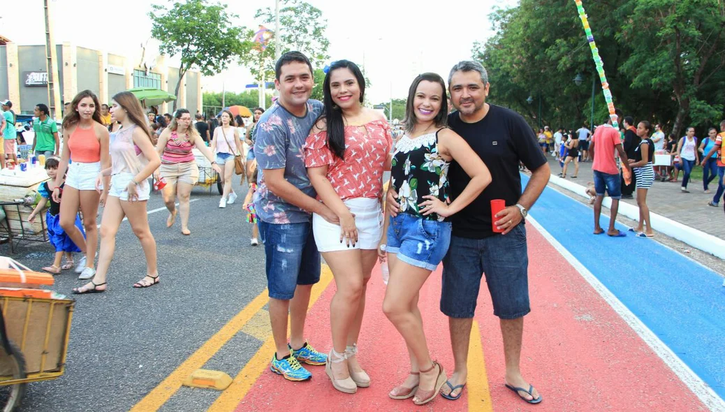 Foliões esbanjam sorrisos no Corso 2018
