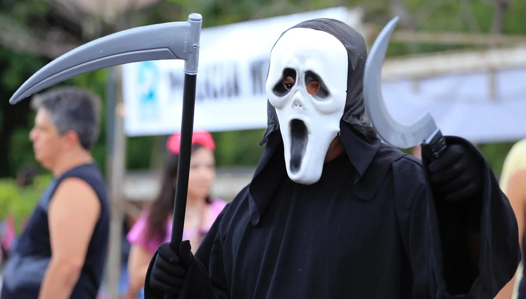 Homem fantasiado de "A Morte" no Corso