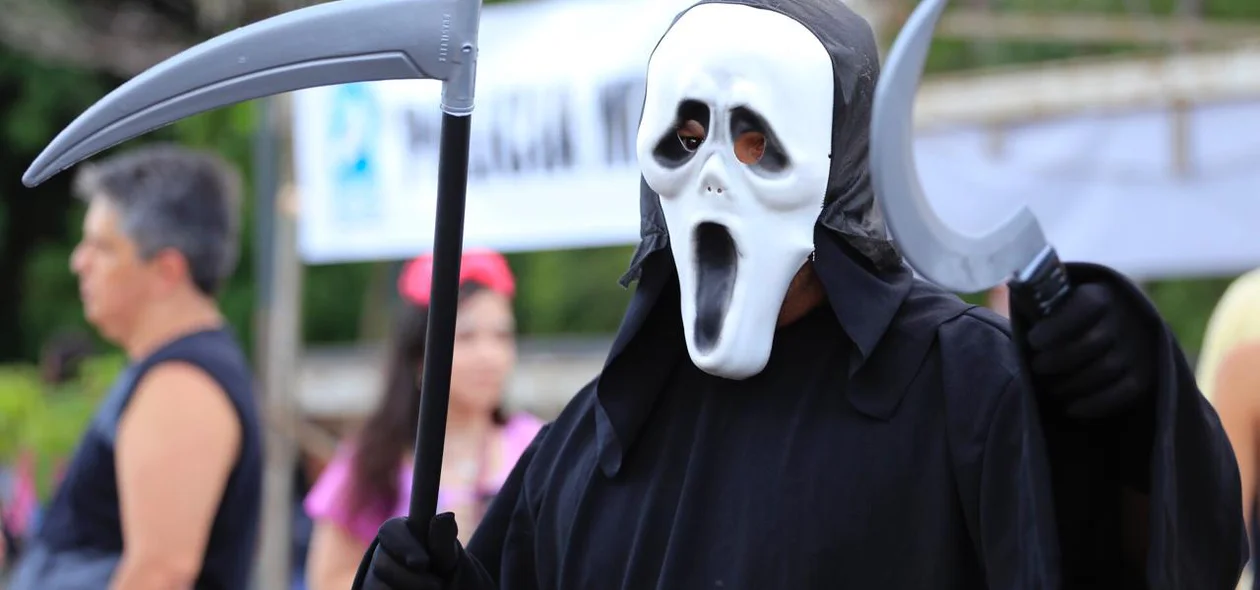 Homem fantasiado de "A Morte" no Corso