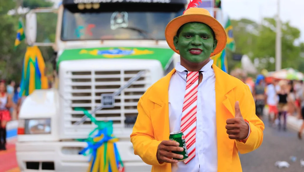 Homem fantasiado do personagem O Máscara participa do Corso 2018