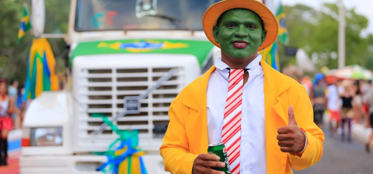 Homem fantasiado do personagem O Máscara participa do Corso 2018