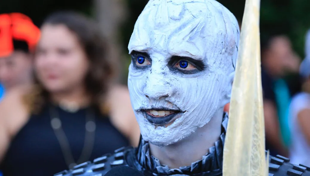 Jovem fantasiado no Corso de Rei da Noite, personagem da série Game Of Thrones
