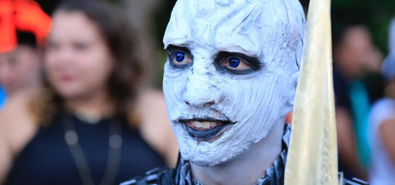 Jovem fantasiado no Corso de Rei da Noite, personagem da série Game Of Thrones