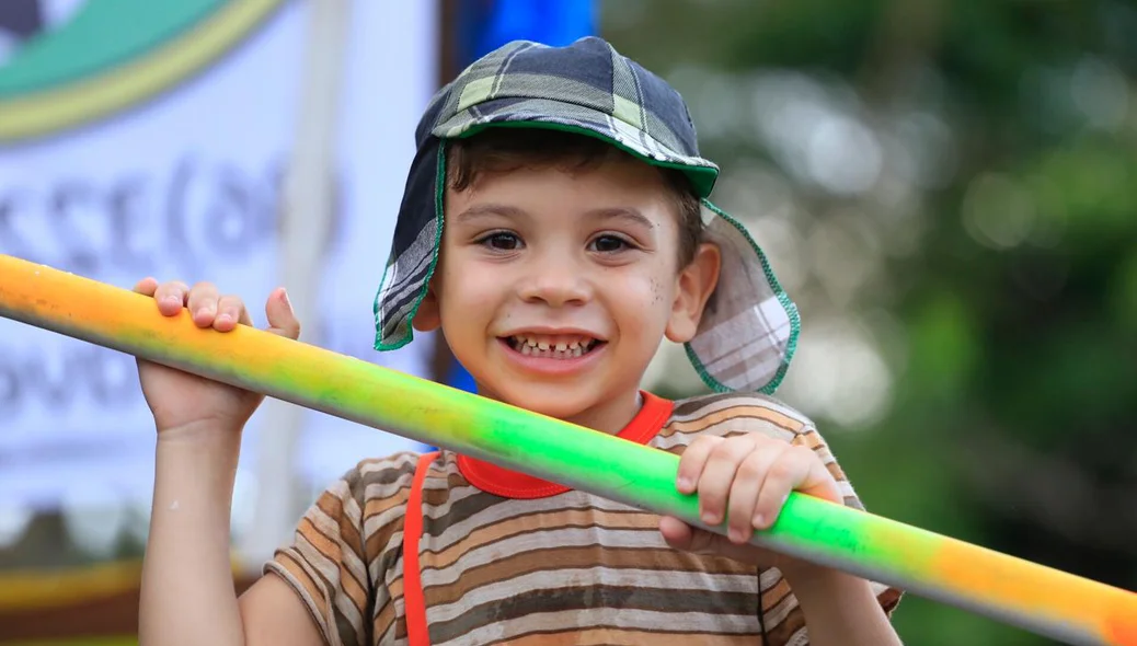 Menino fantasiado de Chaves participa do Corso de Teresina