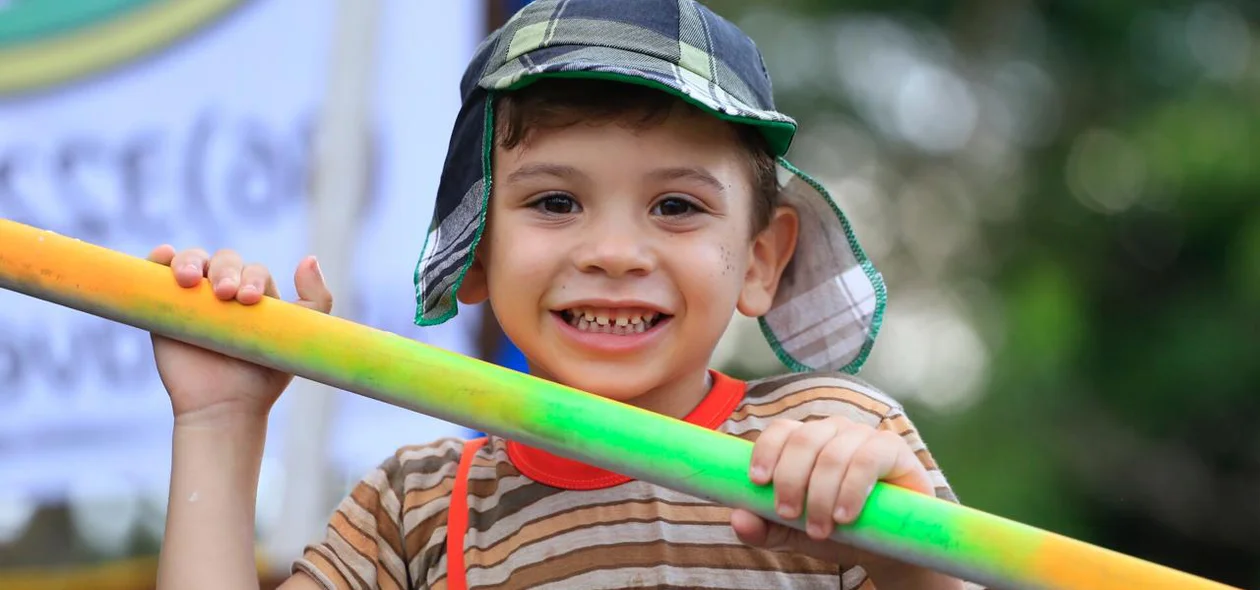 Menino fantasiado de Chaves participa do Corso de Teresina