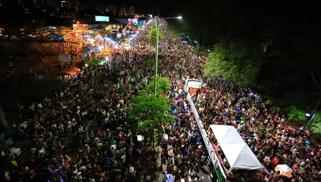 Milhares de foliões participam do Corso 2018 em Teresina