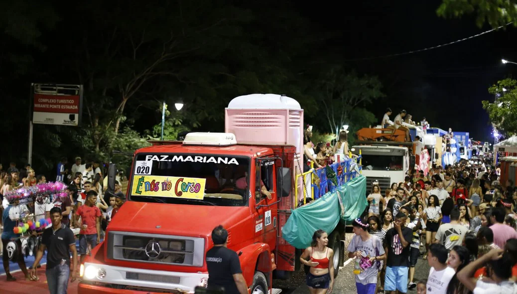 O desfile dos caminhões iniciou a partir das 19h